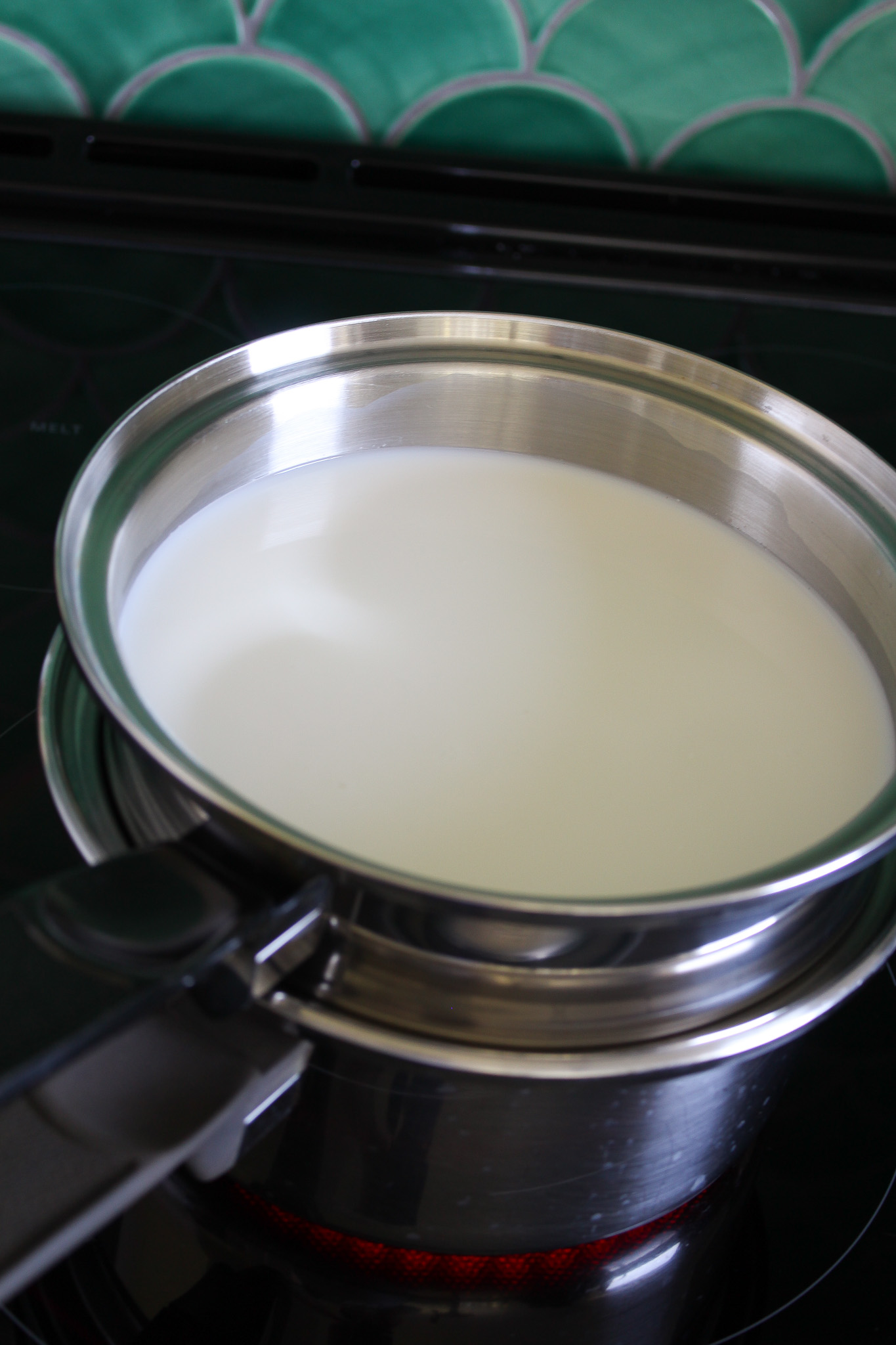How to Pasteurize Milk in a Double Boiler