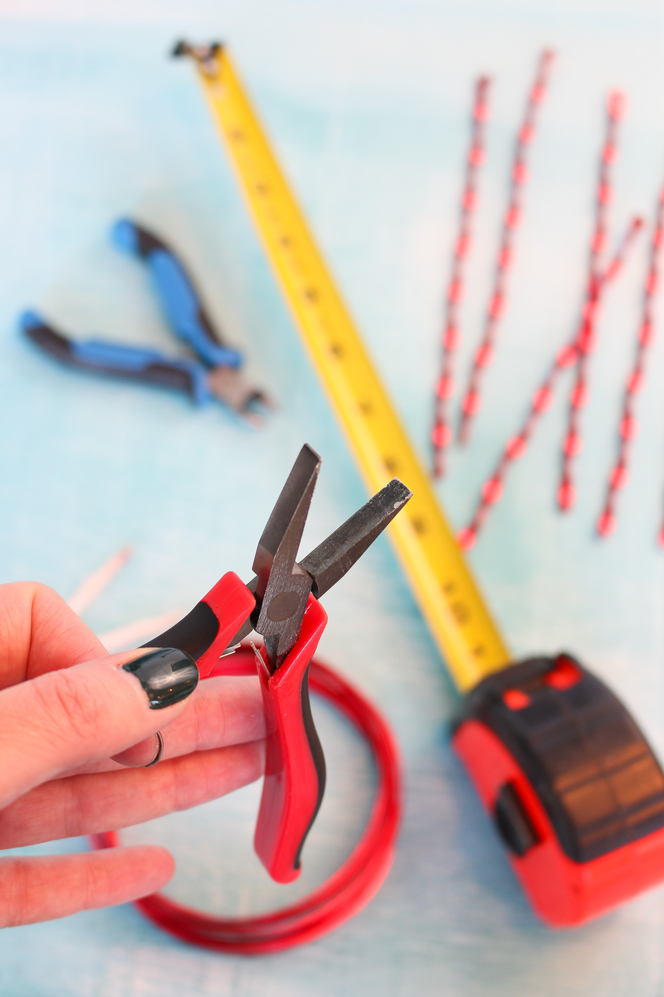 What Kind of Pliers to Use to Make Twisted Metal Ornaments